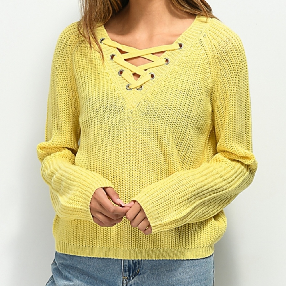 Almost Famous Sweater Size Small - image 1